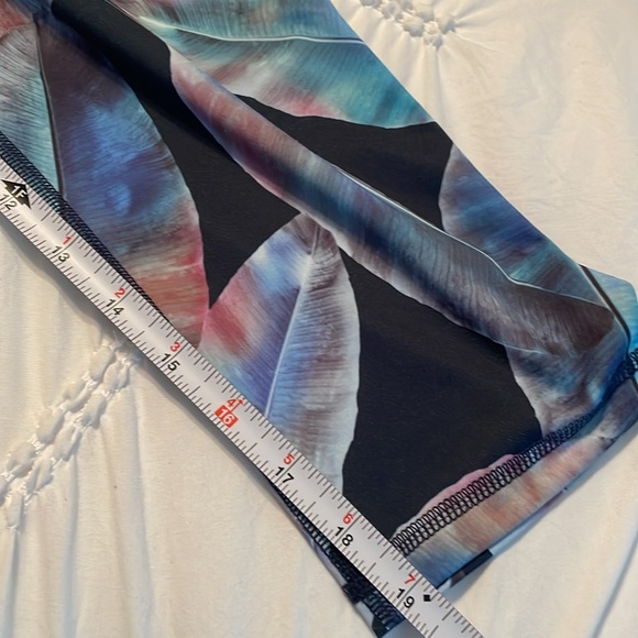 Live Love Dream / size Medium - cropped length leggings EUC - Picture 9 of 9